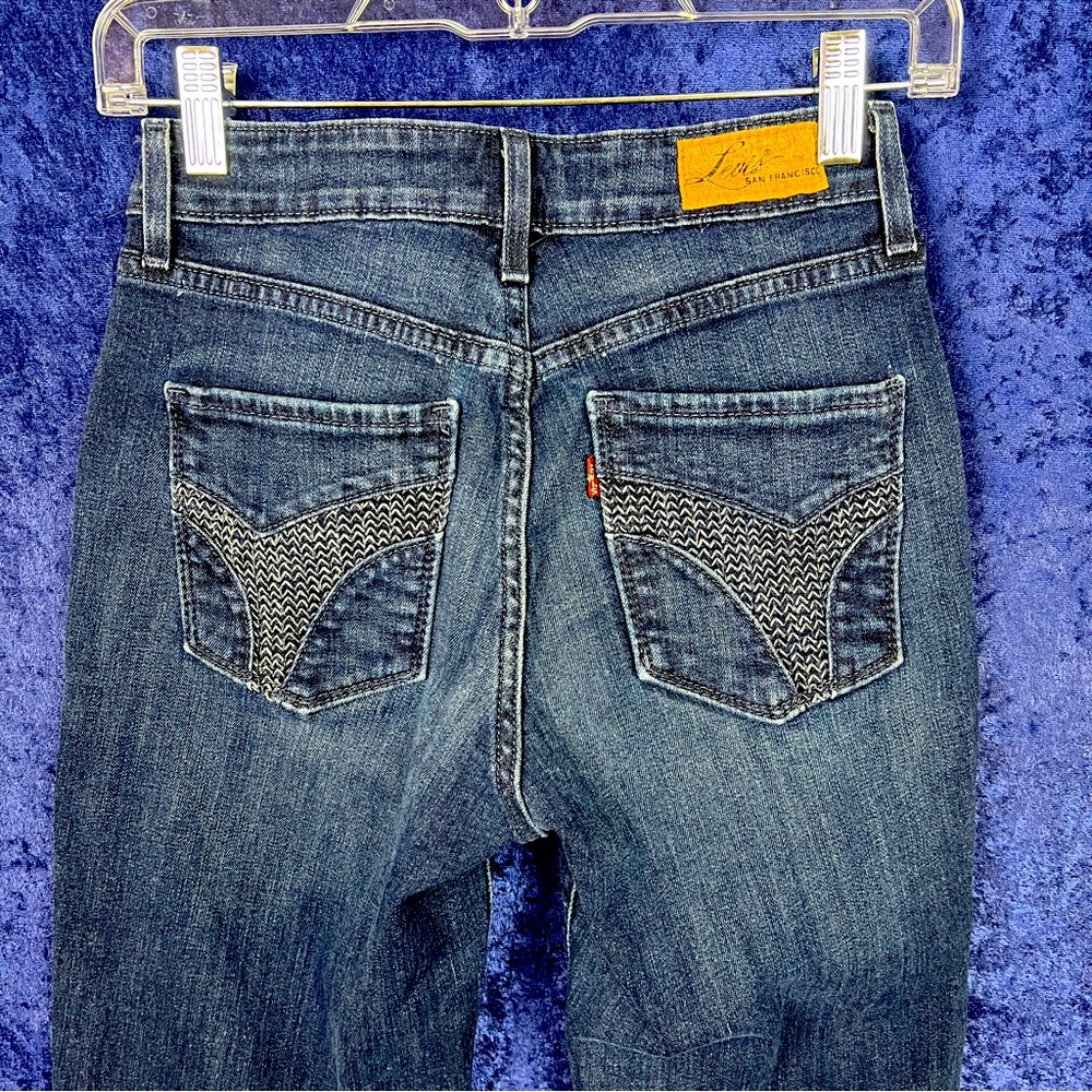 Levi’s, 6, straight leg jeans, pattern on the pockets, zipper with a button.
